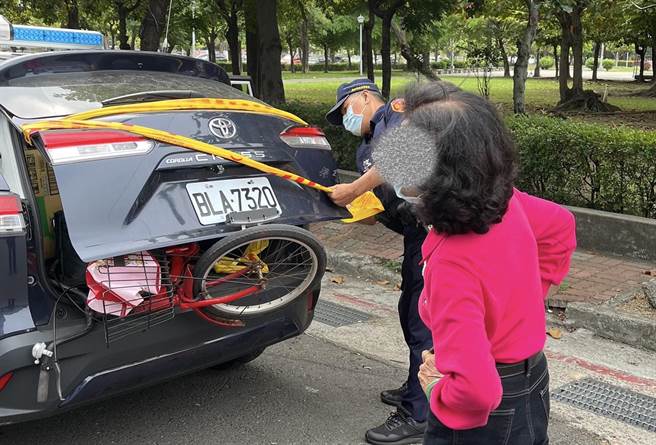 员警将妇女脚踏车置入后车厢。（翻摄照片／崔正纲高雄传真）