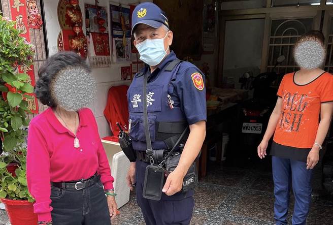 员警助妇人返家。（翻摄照片／崔正纲高雄传真）