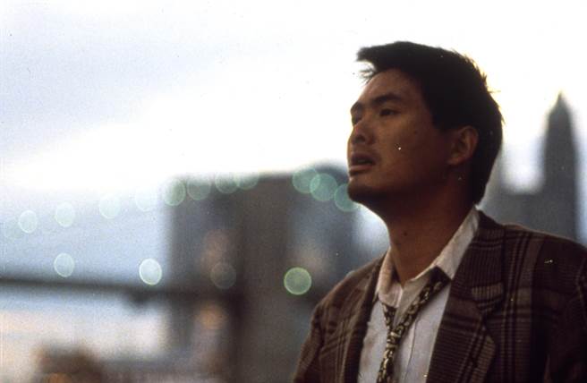 周潤發在街頭狂奔，跑到布魯克林大橋下。（甲上提供）