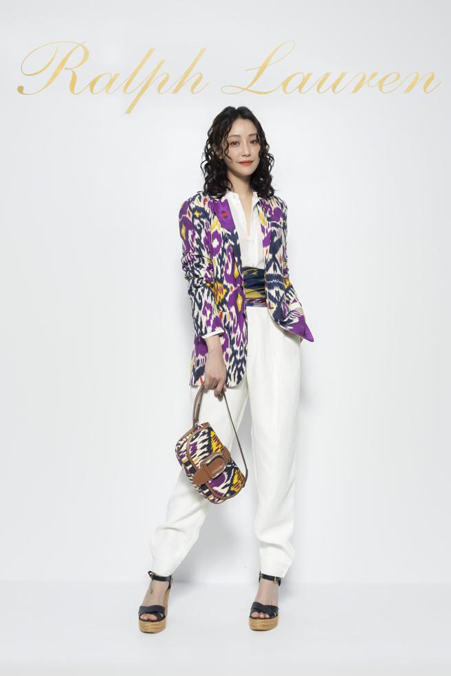 谢欣颖平时少尝试抢眼的印花设计，但此次尝试后考虑入手几件，Ralph Lauren 丝质Ikat图腾西装外套6万9800元、亚麻混纺长裤3万9800元、亚麻巴里纱衬衫3万800元。（RALPH LAUREN提供）