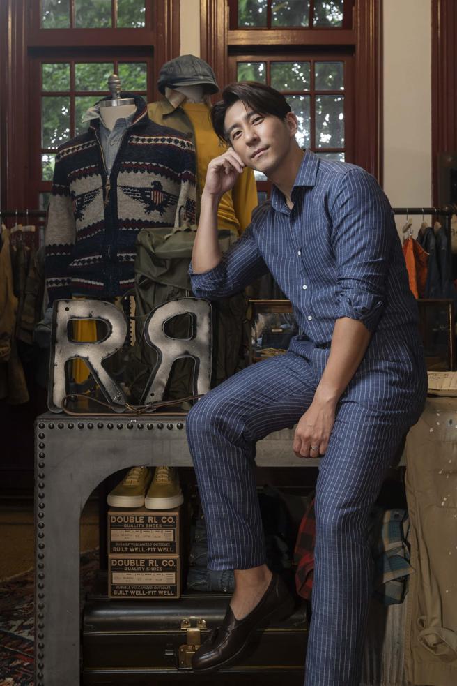 修杰楷平时春夏也会做类似的穿搭，衬衫偏爱挑选棉麻材质，Ralph Lauren Purple Label 亚麻条纹衬衫，1万4380元、亚麻条纹长裤1万7880元、 亚麻缇花衬衫1万2080元。（RALPH LAUREN提供）
