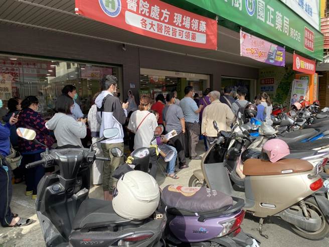 快篩實名制上路多日，桃園各地藥局仍充滿排隊人潮，圖為大園區民眾。（蔡明亘攝）