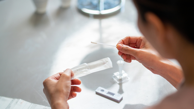 一名新人在团队举办的欢迎会上示范无痛快筛技巧，意外掀起网友热议。（示意图／Shutterstock）