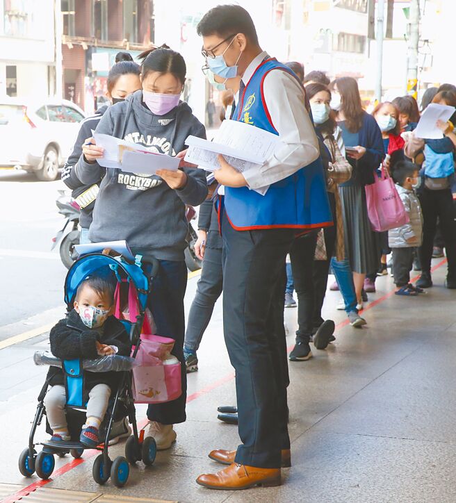 疫情升温，防疫保单之乱已延烧成保险业者与政府间关系紧张。图为去年民眾赴保险公司投保防疫险盛况。图／本报资料照片