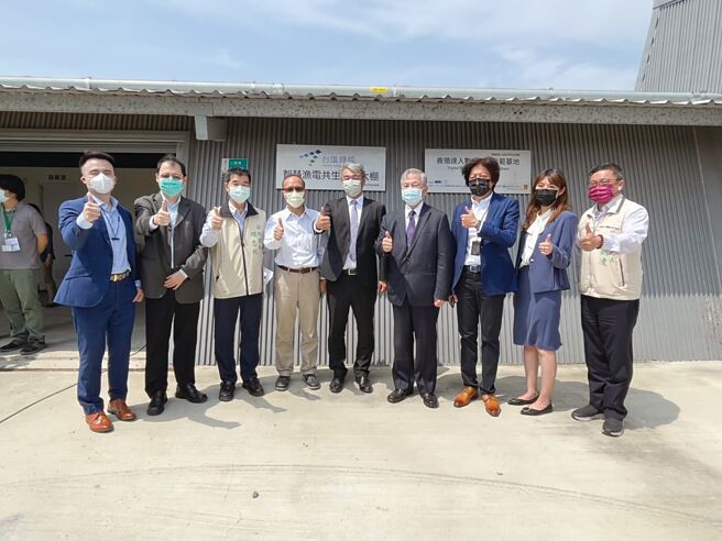 行政院副院长沈荣津（右四）参访云豹能源「智慧渔电共生温室大棚及养殖数位分身示范基地」，由云豹能源总经理赵书闵（右二）与发言人张建伟（左一）陪同介绍。图／业者提供