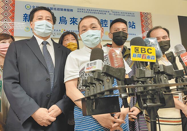 对于外媒评估台湾在夏季前会出现前所未有的死亡率，新北市长侯友宜（左二）昨天受访时表示，守住新北就能守住台湾，并呼吁中央应加速启动快筛阳视同确诊。（吕健豪摄）
