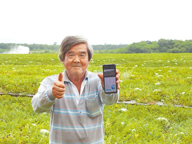 东华大学师生开发太阳能供电的红外线电子围篱防盗系统，架设在西瓜田间，让瓜农在产季时，透过手机即时掌握出入瓜田人车。（罗亦晽摄）