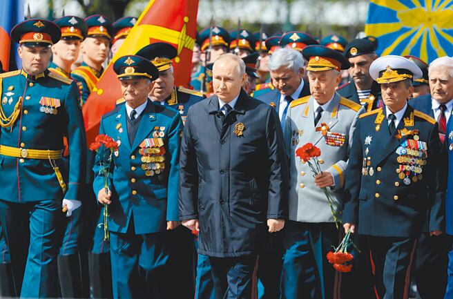 俄羅斯總統普丁於二戰勝利日77周年紀念出席在無名烈士墓的獻花儀式。（美聯社）