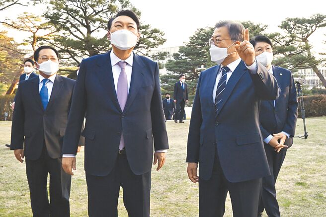 南韓準總統尹錫悅（左二）10日走馬上任，文在寅（右二）的任期截至9日午夜，為期5年的總統生涯畫上句點。（美聯社）