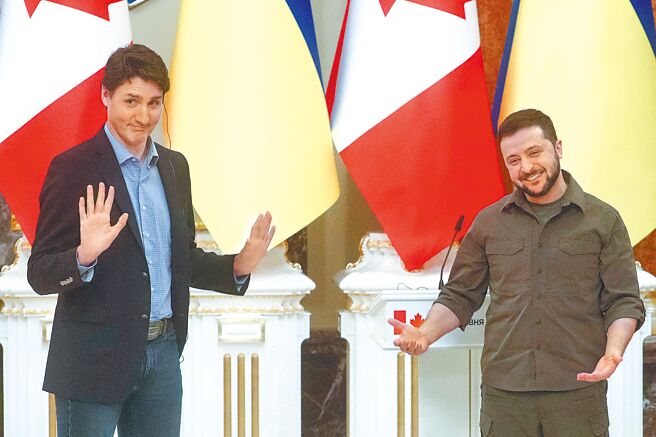 俄乌衝突战火未停，加拿大总理杜鲁道（左）访基辅，与乌克兰总统泽伦斯基（右）会晤。（路透）