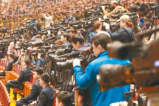 大陆国家新闻出版署等多个单位日前联合颁布《新闻专业技术人员继续教育暂行规定》，要求新闻工作者参加继续教育，以落实「党管媒体」等原则。（中新社）