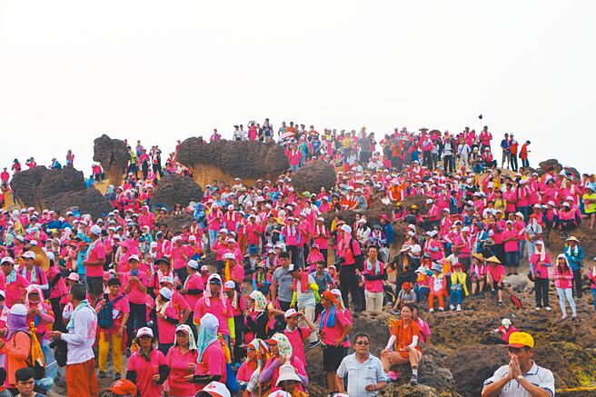 新北市金包里慈护宫本月16日将举行徒步遶境活动，首度以电动四轮车迎驾在地神尊，今年基于防疫，庙方将规模缩减至300人。（新北市民政局提供／蔡雯如新北传真）