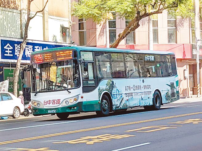 台中市议员张家铵表示，台中市街头最近可见到「陌生的」公车涂装，是北部业者汰换后拿到台中使用。（张家铵提供／林欣仪台中传真）