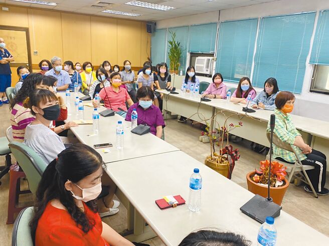 中油大林廠承包商鎮海海事工程公司，遭爆積欠47名勞務員工共逾百萬元薪資，受害員工9日向高市議員鄭光峰陳情。（鄭光峰提供／柯宗緯高雄傳真）