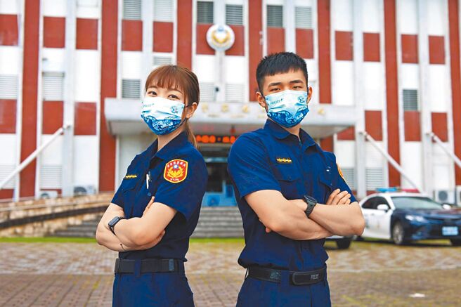 台东县警察局成功分局客制化口罩，特地邀请正妹女警于佳玉（左）及帅哥警员吴昌翰（右）代言。（成功警分局提供／庄哲权台东传真）