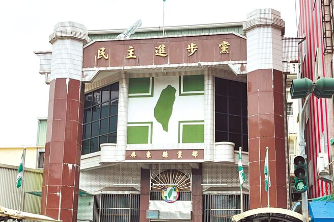 民進黨屏東內埔及萬丹鄉長初選9日結果出爐，由現任內埔鄉長鍾慶鎮及萬丹鄉代李麗卿勝出，可望獲得黨內提名。（林和生攝）