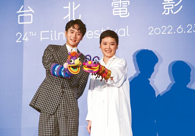刘冠廷（左）跟阮凤仪昨戴手偶出席台北电影节形象广告发布会。（陈俊吉摄）