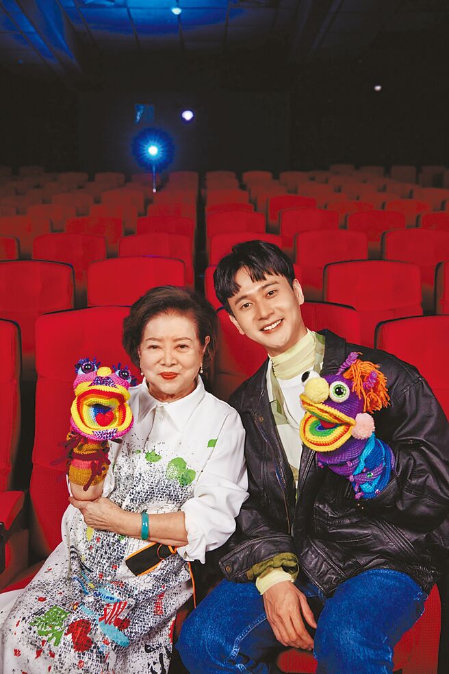 台北电影节影展大使刘冠廷（右）和国民阿嬷陈淑芳首度合作拍广告。（台北电影节提供）