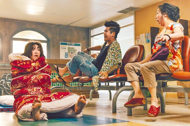 蔡淑臻（左起）在劇中不計形象，突然坐起嚇壞張再興、楊麗音。（公共電視提供）