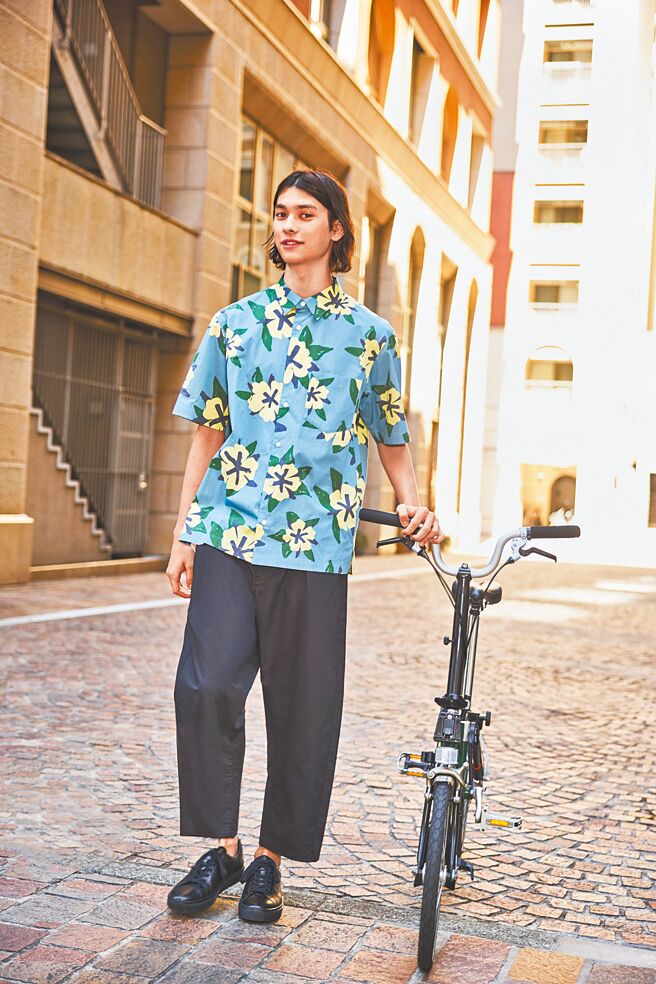 GU与Filip Pągowski联名系列包含「男装宽松衬衫FILIP1」，890元。（GU提供）