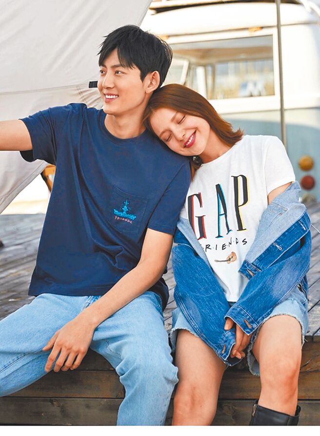 GAP与美剧《六人行》联名推男女同款版型T恤，适合情侣放闪穿搭。（GAP提供）