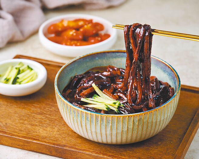 老媽拌麵去年成立美食品牌「老媽家」後，近期推韓式料理冷凍食品，包括炸雞、炸醬麵（見圖）、炒冬粉、部隊鍋、豆乳起司豚肉鍋。（老媽家提供）