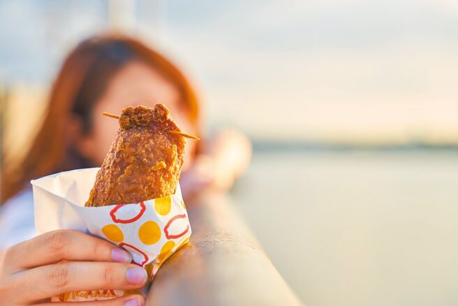 速食店顶呱呱为了替消费者省荷包，即起至18日，推「呱呱包二入」（见图）限时组合价85元，等同下杀7折。（顶呱呱提供）