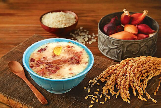 遠東SOGO忠孝館今（10日）起至5月18日，於12F活動會館舉辦「台南美食展」，其中百年老店－麻豆助的古早味碗粿，原價70元、特價200元3碗（見圖）。（SOGO提供）