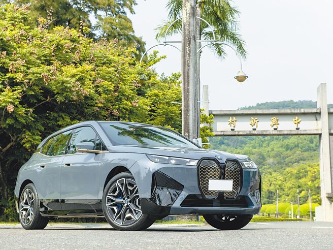 BMW iX xDrive40融入品牌独创的Shy Tech隐形科技，双肾型水箱护罩表面具有自体修復功能，摄影镜头与雷达等科技配备藏于护罩之后。（陈大任摄）