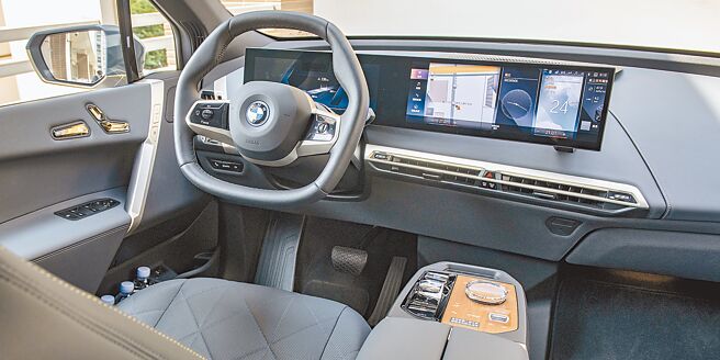 仪表採iDrive 8.0使用者介面、12.3吋虚拟数位仪表与14.9吋中控触控萤幕，造型特殊的方向盘握感让人惊艳，水晶内装套件搭配天然木纹饰板更显豪华。（陈大任摄）