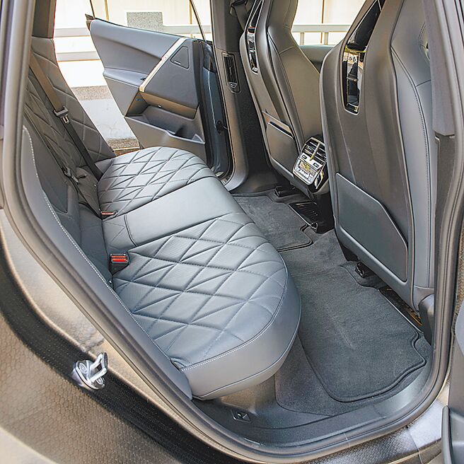 后座柔软舒适，头部腿部空间宽敞。（陈大任摄）