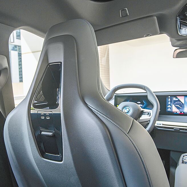 一体式驾驶座椅、椅背附充电插孔。（陈大任摄）