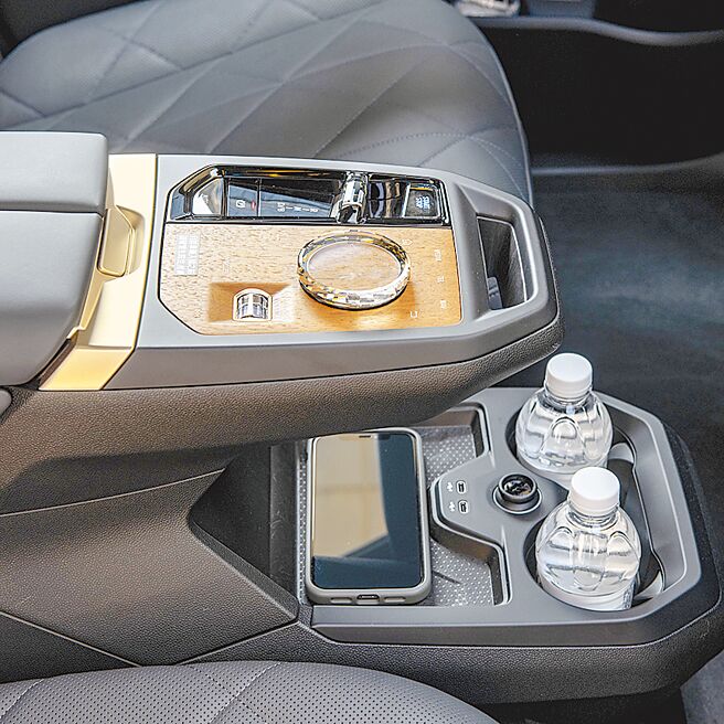 中央鞍座双层设计，细节处富巧思。（陈大任摄）