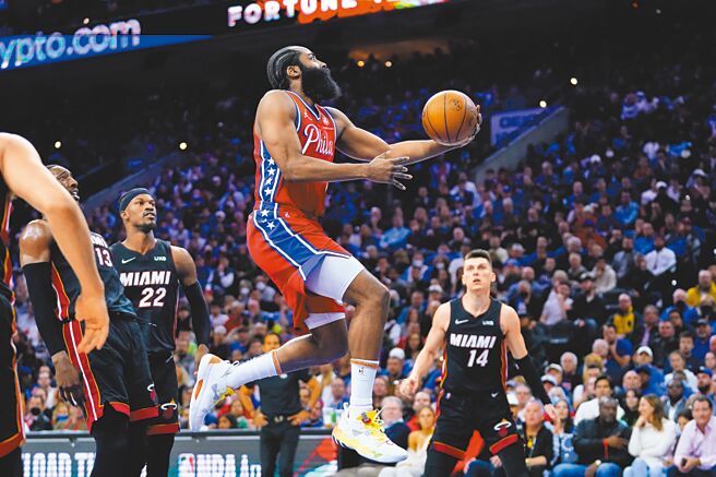 哈登切入禁区如入无人之境准备上篮。（美联社）