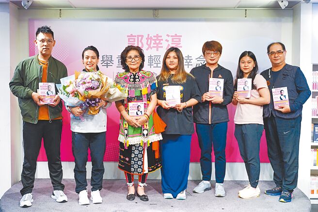 举重女神郭婞淳（左2）出书升格当作家，阿祖卢静子、舅舅与姨婆突然现身新书发表会让郭婞淳喜极而泣。（天下文化提供）