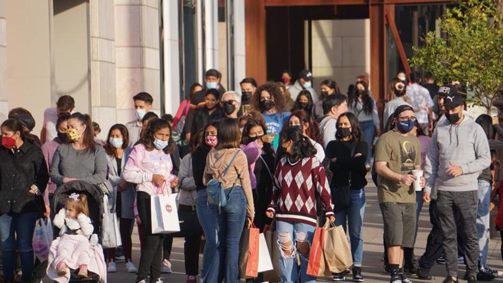 美国在COVID-19疫情期间，民众外出戴口罩的风气一度普及。图为2022年1月民众在购物商场戴口罩逛街。（图／中央社）(photo:ChinaTimes)
