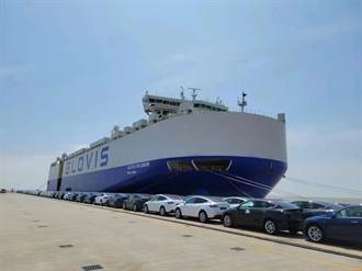 復工復產後 上海特斯拉工廠首批次電動車整船出口