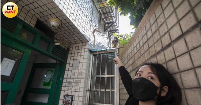  社區住戶吳小姐說自己搬進來時就有冷氣，卻被一樓住戶以噪音、還外牆給所有權人為由強拆，女兒也因此離家出走。（圖／黃威彬攝）