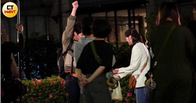 郭雪芙與范少勳不知道在玩什麼遊戲，猜拳舉手樣樣來。（圖／本刊攝影組）