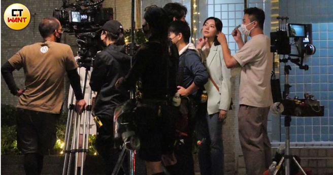 在等待拍戲的空檔，造型師在幫郭雪芙弄頭髮，范少勳這時竟然勾她的下巴像在咕嘰咕嘰逗小孩一樣。（圖／本刊攝影組）