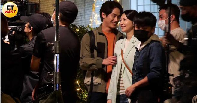 拍戲過程中兩人一直聊天笑個不停，聊到范少勳還情不自禁拉住郭雪芙的手臂。（圖／本刊攝影組）