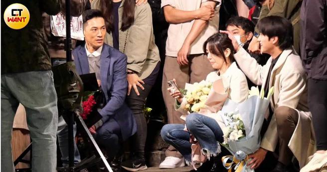 拍完最後一場戲要殺青前，郭雪芙在看手機，范少勳竟然使出摸頭大絕招。（圖／本刊攝影組）