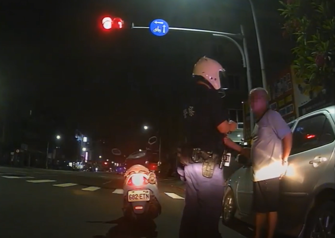 通缉犯违规遭拦假冒胞兄身分 ，身分证照片少「两颗痣」露馅。(高佩琦翻摄)
