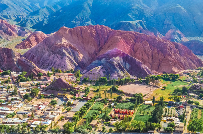 阿根廷北部胡胡伊省（Jujuy）10日晚間發生規模6.8強震，目前尚未傳出傷亡。圖為阿根廷胡胡伊省山間村落。（示意圖／shutterstock）