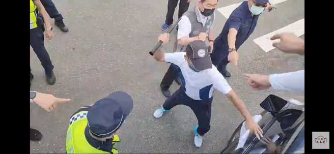 无党籍桃园市议员参选人毛嘉庆指控警方砸车打人。（图／翻摄自毛嘉庆直播）