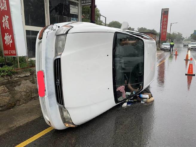 金门昨天下午发生酒驾自撞，导致自小客车侧翻事故。（警方提供）