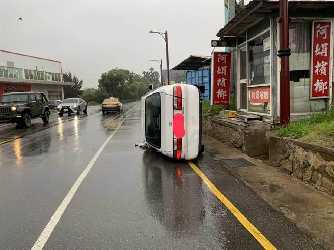 金门伯玉路车流频繁，翻车事故引起路人注意。（警方提供）
