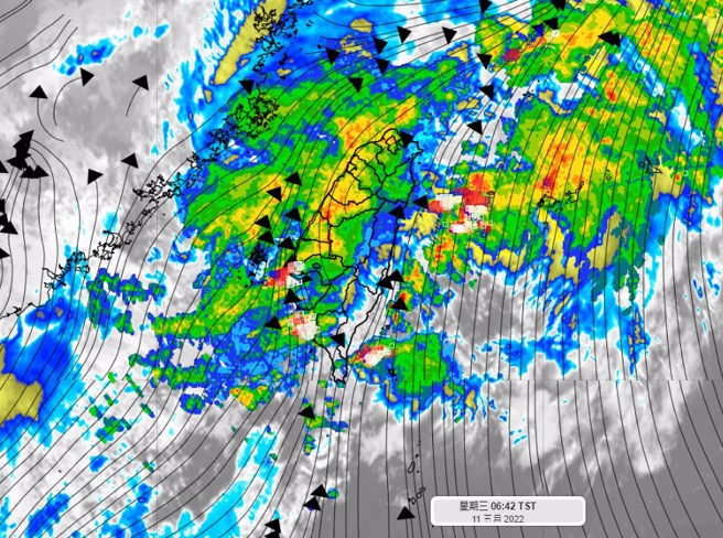 气象达人彭启明提醒，目前的雨还只是前菜，主菜梅雨锋面周五才会到，持续周末到下周一、二。(翻摄自 彭启明脸书)