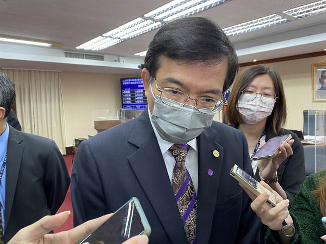 交通部长王国材因同住家人快筛阳性，即起取消所有行程，改为居家办公。（本报资料照）