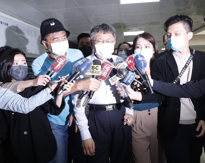  台北市长柯文哲（中）11日赴台北市议会国民党团报告，媒体追问副市长黄珊珊确诊乙事，柯文哲未发表看法。（陈怡诚摄）